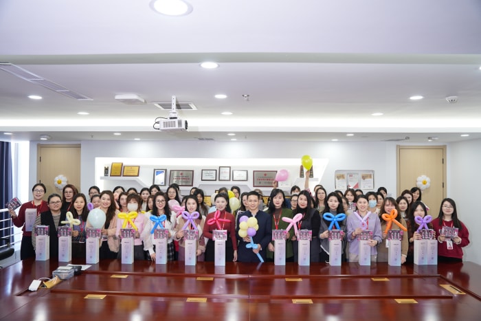 春风有信，花开有期，女神节快乐！